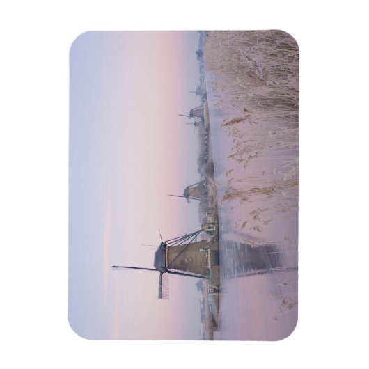 風車の上の冬の柔らかい日の出の光 マグネット (縦)