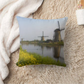 風車はキンダージクの運河沿いにある クッション (ブランケット)