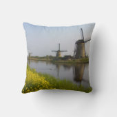 風車はキンダージクの運河沿いにある クッション (裏面)