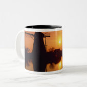 風車は夕日に、キンダーディク、オランダ ツートーンマグカップ (正面左)