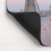 風車上の冬の柔らかい日の出ライト マウスパッド (コーナー)