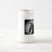 飛び戻る ビールジョッキ (中央)