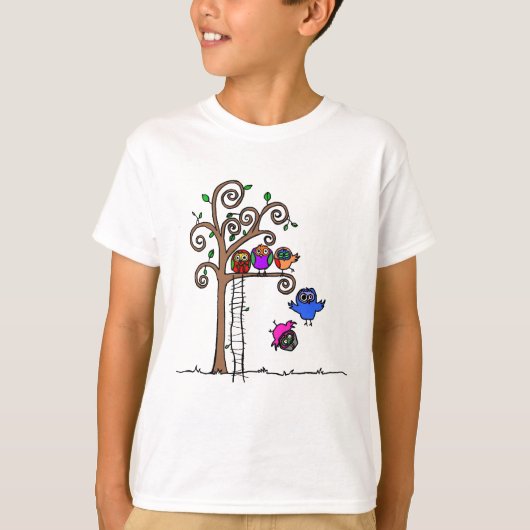 飛ぶために学んでいるベビーのフクロウ Tシャツ (正面)