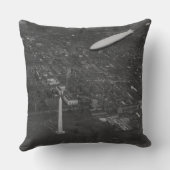 飛ぶ米国の飛行船「USSロサンゼルス」ZR3 クッション (裏面)