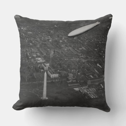 飛ぶ米国の飛行船「USSロサンゼルス」ZR3 クッション (正面)