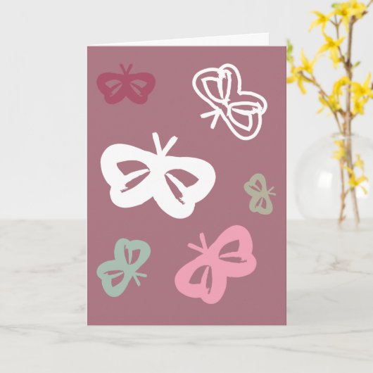 飛ぶ蝶「ハッピーバースデー!」ピンクのグリーティング カード (黄色い花)