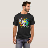飛んだ足の青の落書きのティー Tシャツ (正面フル)
