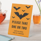 飛んでいるこうもりオンオレンジトリックまたはトレーターのキャンディノート 台座サイン (インサイチュ)