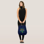 飛んでいるなカメの暗闇のバッグ トートバッグ (正面(モデル))