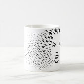 飛んでいるなカラスか顔の目の錯覚 コーヒーマグカップ (中央)