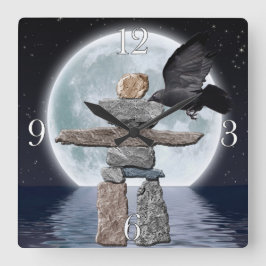 飛んでいるなカラス、Inukshukおよび満月の写真の芸術 スクエア壁時計