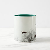 飛んでいるなガチョウ ツートーンマグカップ (中央)