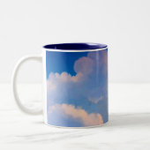 飛んでいるなブタのコーヒー・マグ ツートーンマグカップ (左)