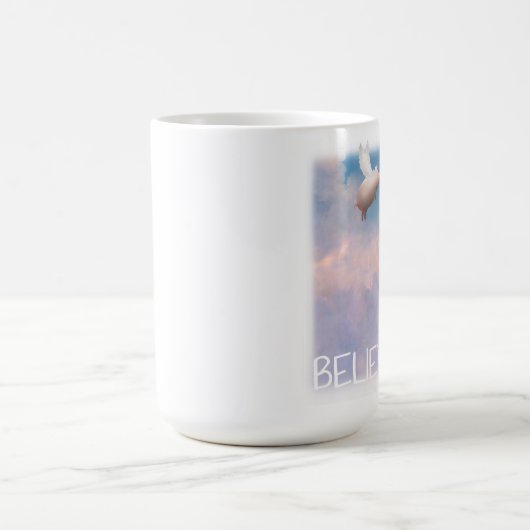 飛んでいるなブタ-マグを信じて下さい コーヒーマグカップ (中央)