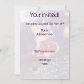 飛んでいるなペット猫を持つかわいい日本製アニメの魔法使いの女の子 招待状 (裏面)