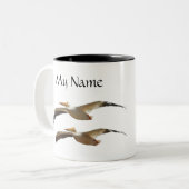 飛んでいるなペリカン3のマグ ツートーンマグカップ (正面左)