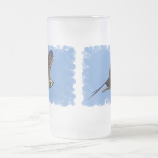飛んでいるなミサゴによって曇らされるマグ フロストグラスビールジョッキ (中央)