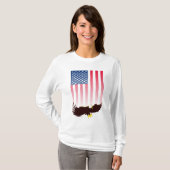 飛んでいるなワシおよび米国旗 Tシャツ (正面フル)