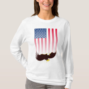 飛んでいるなワシおよび米国旗 Tシャツ