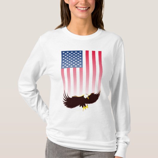 飛んでいるなワシおよび米国旗 Tシャツ (正面)