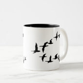 飛んでいるな南ガチョウのコーヒー・マグ ツートーンマグカップ (正面右)