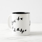 飛んでいるな南ガチョウのコーヒー・マグ ツートーンマグカップ (正面左)