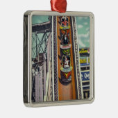 飛んでいるな回転乗車をたどって行くカップル メタルオーナメント (右)
