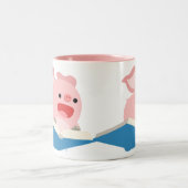 飛んでいるな本および漫画のブタのマグ ツートーンマグカップ (中央)