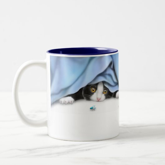 飛んでいるな猫のおもちゃのマグ ツートーンマグカップ (左)