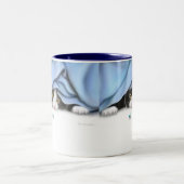 飛んでいるな猫のおもちゃのマグ ツートーンマグカップ (中央)