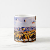 飛んでいるカラフル気球トルコ、カッパドキア。 コーヒーマグカップ (中央)