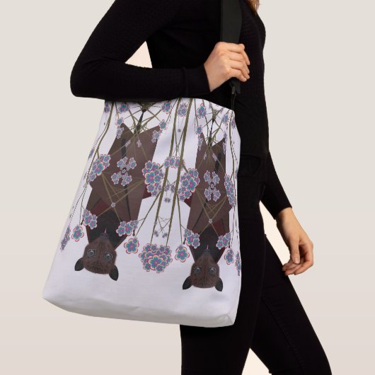 飛んでいるキツネクロスボディバッグ(2サイズ) クロスボディバッグ (クローズアップ)