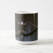 飛んでいるハクトウワシ コーヒーマグカップ (中央)