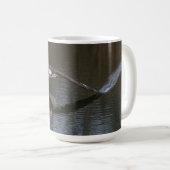飛んでいるハクトウワシ コーヒーマグカップ (正面右)