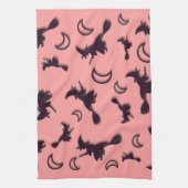 飛んでいるハロウィーンの夜3Dで半月の間の魔女 キッチンタオル (縦)