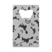 飛んでいるハロウィーンの夜3Dで半月の間の魔女 クレジットカード栓抜き (裏面)