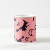 飛んでいるハロウィーンの夜3Dで半月の間の魔女 コーヒーマグカップ (中央)