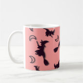 飛んでいるハロウィーンの夜3Dで半月の間の魔女 コーヒーマグカップ (左)