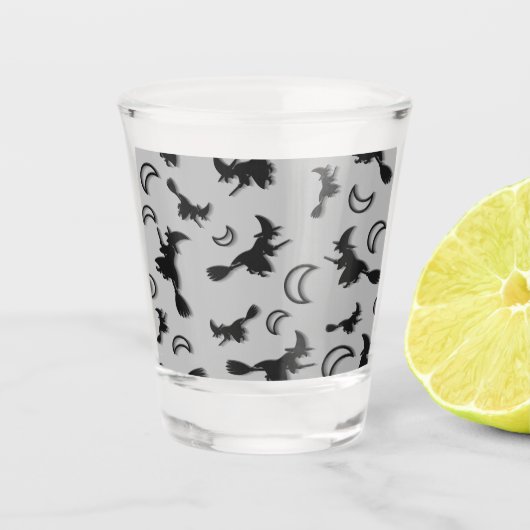 飛んでいるハロウィーンの夜3Dで半月の間の魔女 ショットグラス (正面)