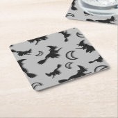 飛んでいるハロウィーンの夜3Dで半月の間の魔女 スクエアペーパーコースター (アングル)