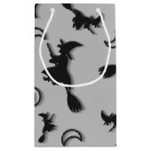 飛んでいるハロウィーンの夜3Dで半月の間の魔女 スモールペーパーバッグ (裏面)