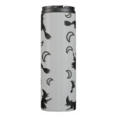 飛んでいるハロウィーンの夜3Dで半月の間の魔女 タンブラー (裏面)