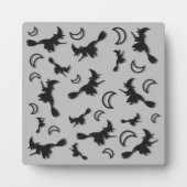 飛んでいるハロウィーンの夜3Dで半月の間の魔女 フォトプラーク (正面)