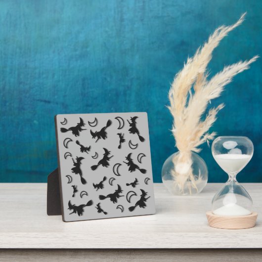 飛んでいるハロウィーンの夜3Dで半月の間の魔女 フォトプラーク (インサイチュ)