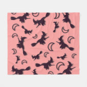 飛んでいるハロウィーンの夜3Dで半月の間の魔女 フリースブランケット (正面(横))