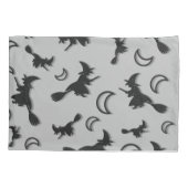 飛んでいるハロウィーンの夜3Dで半月の間の魔女 枕カバー (裏面)