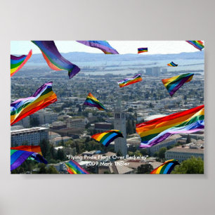 "飛んでいるプライドフラグOver Berkeley" ポスター