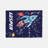 飛んでいる宇宙ロケットの青い惑星と星 フリースブランケット (正面(横))