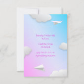 飛んでいる紙飛行機の女の子ピンク色の誕生日 案内状 (裏面)