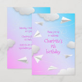 飛んでいる紙飛行機の女の子ピンク色の誕生日 案内状 (正面/裏面)